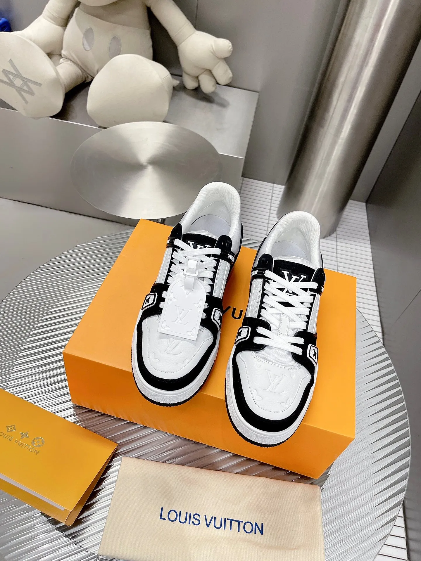 👟👟Ex-factory price 840👟👟The highest version on the Internet⚠️Feel free to compare! 2021🔥New model, purchase quality LV~Louis Vuitton by Virgin Abloh’s best-looking sneakers, Donkey Brand strongly recommends new products, official website limited edition retro basketball sneakers! Both high and low tops cost money to purchase 1:1 accurate replicas of the originals. The details are invincible, full of sincerity, imported custom-made original cowhide, the original package method is the same, the details are 100% restored, and the private model customized the original one-piece T👟👟factory price U outsole, which is different from other brands. Without the original version, this effect cannot be achieved! 35-45 (46 is custom-made and non-refundable) Some colors are available in women’s styles